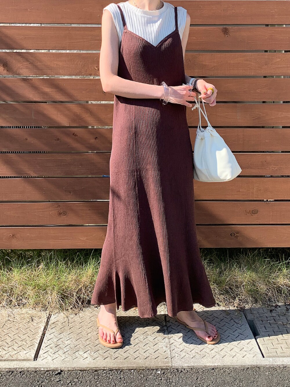 「シンプルコーデ、キャミワンピ、ニットワンピース、秋コーデ、巾着バッグ、ブラウン、楽チンコーデ」｜「SLOBE IENAのフレアニットキャミワンピース◆（ワンピース、ブラウン系）」を使った、ukapiさん（レディース・158cm）の夏コーディネートの1枚目の写真