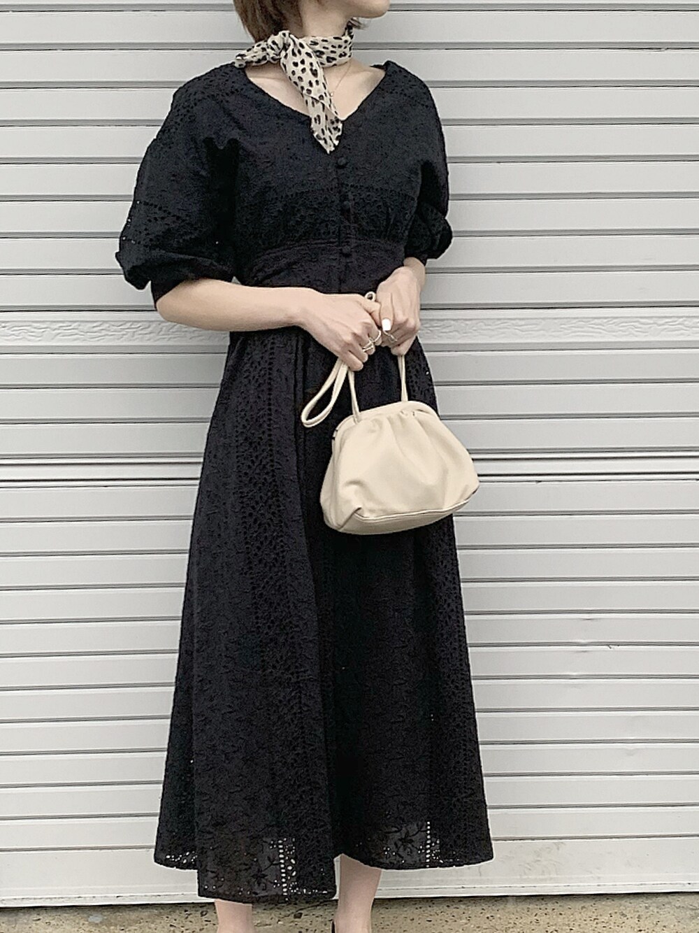 「ワンピース、カットワークレース、コットンカットワークボリュームスリーブワンピース、マーキュリーデュオ、MERCURYDUO(MERCURYDUO)、PR、ラクチンコーデ」｜「MERCURYDUOのコットンカットワークボリュームスリーブワンピース（ワンピース、ブラック系）」を使った、ukapiさん（レディース・158cm）の春コーディネートの1枚目の写真