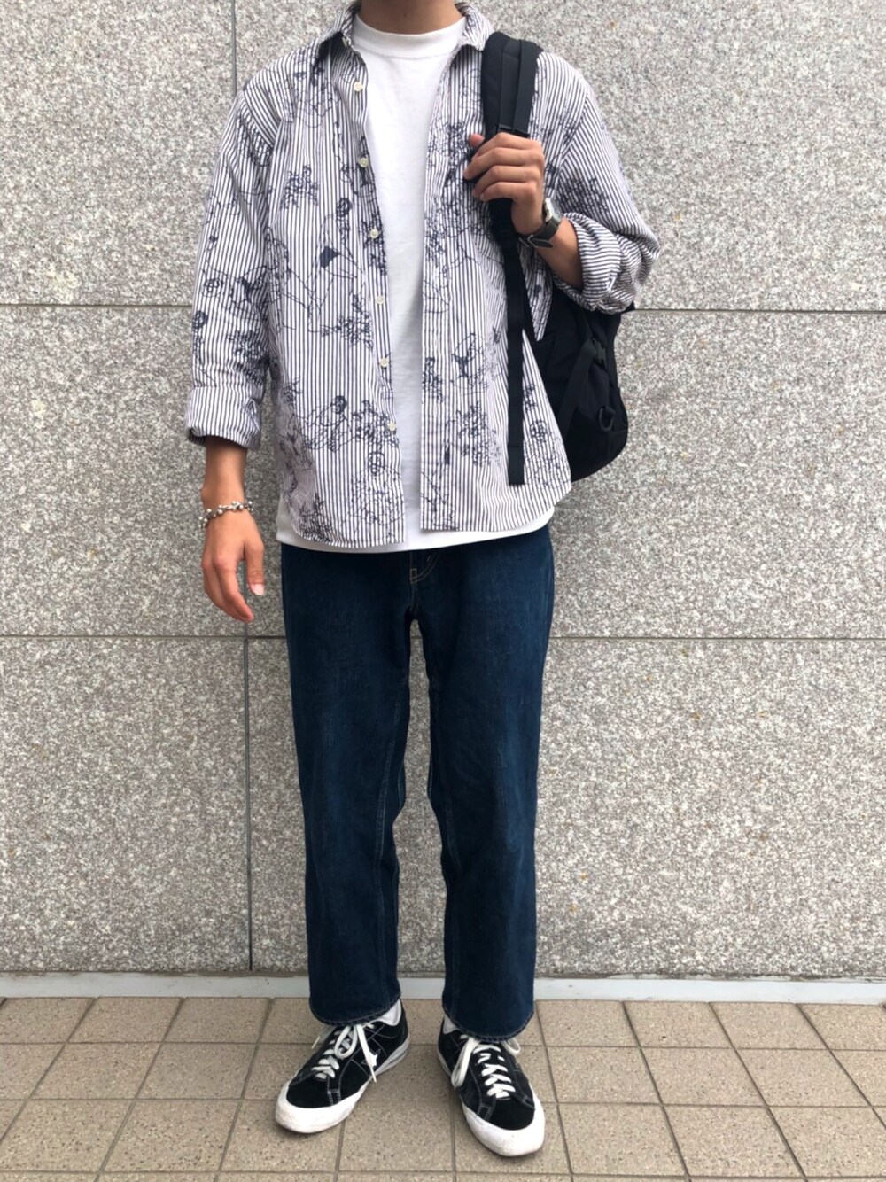 「Ordinary fitsのアイテム（デニムパンツ、ブラック系）」を使った、しょーへいさん（メンズ・170cm）の夏コーディネートの1枚目の写真
