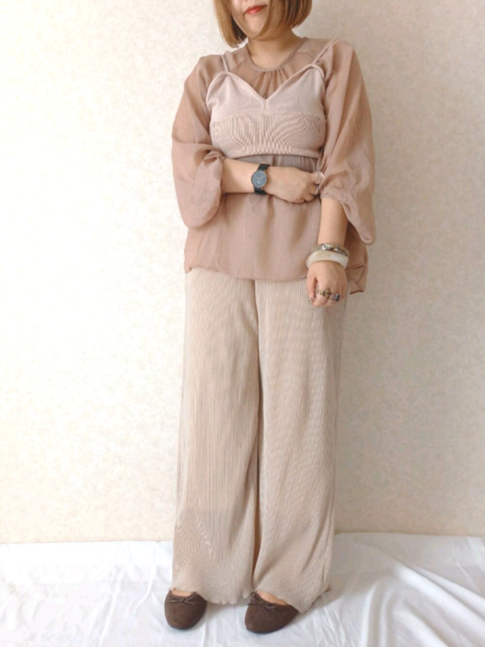 ベージュ系のパンツ、ブラウン系のシャツ/ブラウス、ブラック系のアナログ腕時計を着用したレディースの秋コーディネートの1枚目の写真