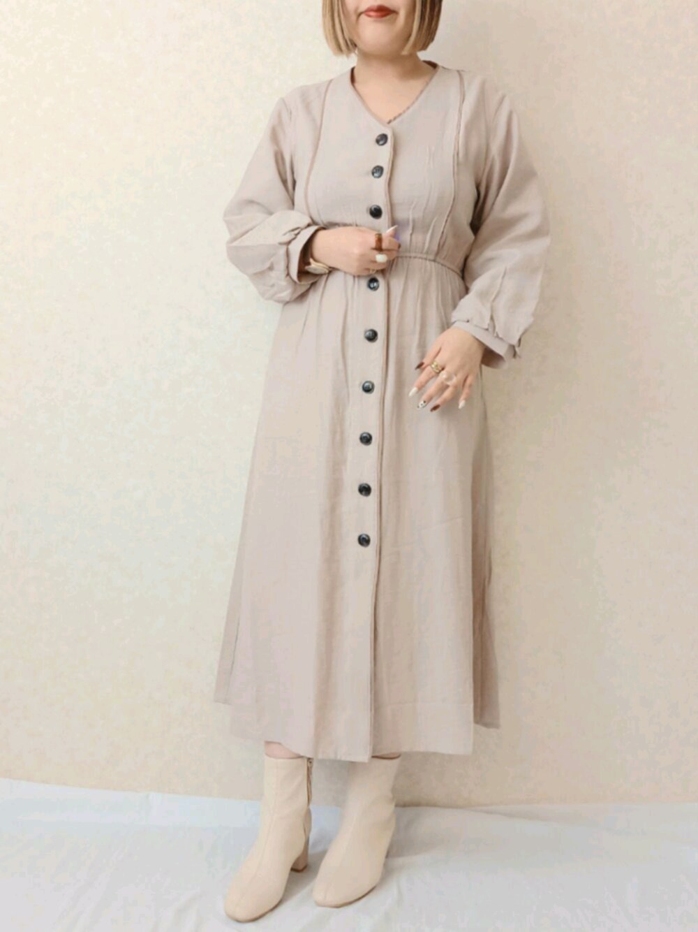 「しまむらのアイテム（ワンピース/ドレス、ベージュ系）」を使った、aya_∗*ﾟさん（レディース・153cm）の春コーディネートの1枚目の写真
