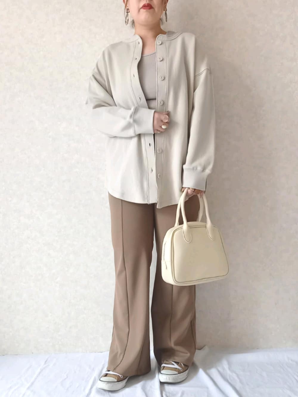 「春コーデ、シンプルコーデ、お洒落さんとつながりたい、大人女子、プチプラ、しまむら、ベージュコーデ、いいね、save、フォローお願いします🤑、淡色女子、フレアパンツ」｜「CONVERSEのコンバース NEXTAR110 SC HI ブラウン（スニーカー、ブラウン系）」を使った、aya_∗*ﾟさん（レディース・153cm）の春コーディネートの1枚目の写真