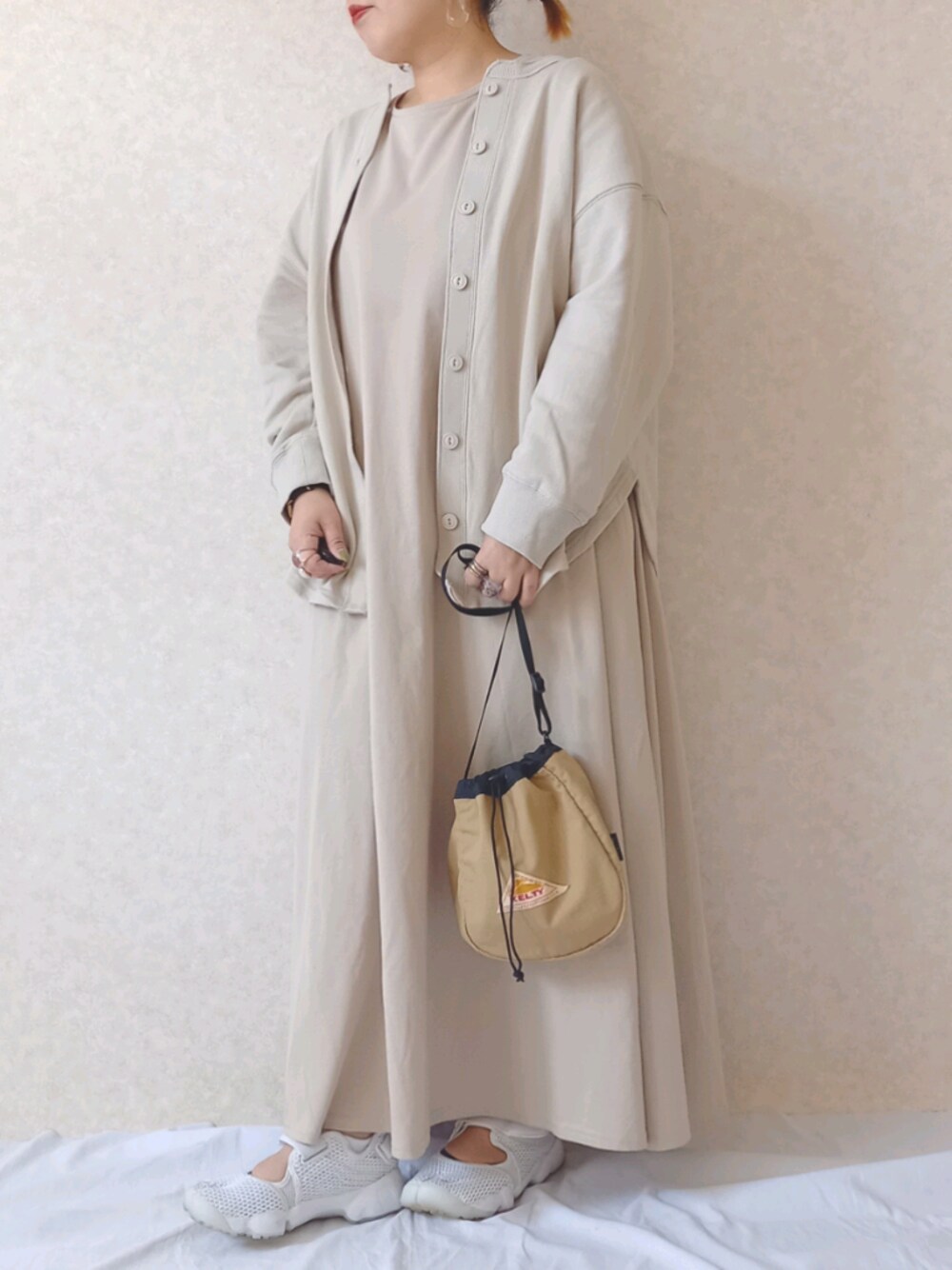 「ロングワンピース、ベージュ、淡色コーデ、大人カジュアル、カジュアル、NIKE、プチプラコーデ、巾着バッグ、いいね、save、フォローお願いします🤑、スニーカーコーデ」｜「しまむらのアイテム（トップス、ベージュ系）」を使った、aya_∗*ﾟさん（レディース・153cm）の春コーディネートの1枚目の写真