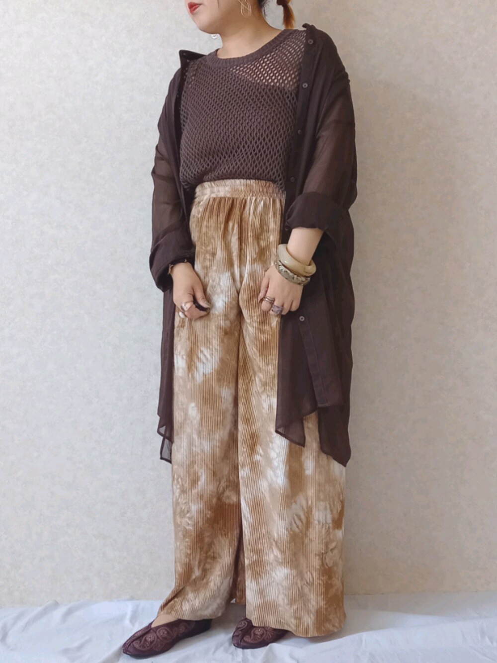 「お洒落さんとつながりたい、オトナカジュアル、いいね、save、フォローお願いします🤑、シアーシャツ、ブラウン、プチプラ、タイダイ柄、チャイナシューズ、メッシュニット、しまむら」｜「しまむらのアイテム（パンツ、ベージュ系）」を使った、aya_∗*ﾟさん（レディース・153cm）の春コーディネートの1枚目の写真