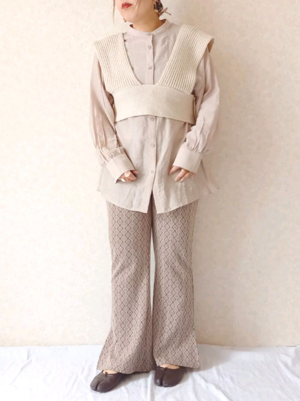 「淡色コーデ、おしゃれさんと繋がりたい、ベスト、シャツスタイル、パンツスタイル、足袋バレエ、幾何学柄、ベージュ、いいね、save、フォローお願いします🤑、しまむら」｜「LOWRYS FARMのニットビスチェ　873417（ベスト、ホワイト系）」を使った、aya_∗*ﾟさん（レディース・153cm）の春コーディネートの1枚目の写真
