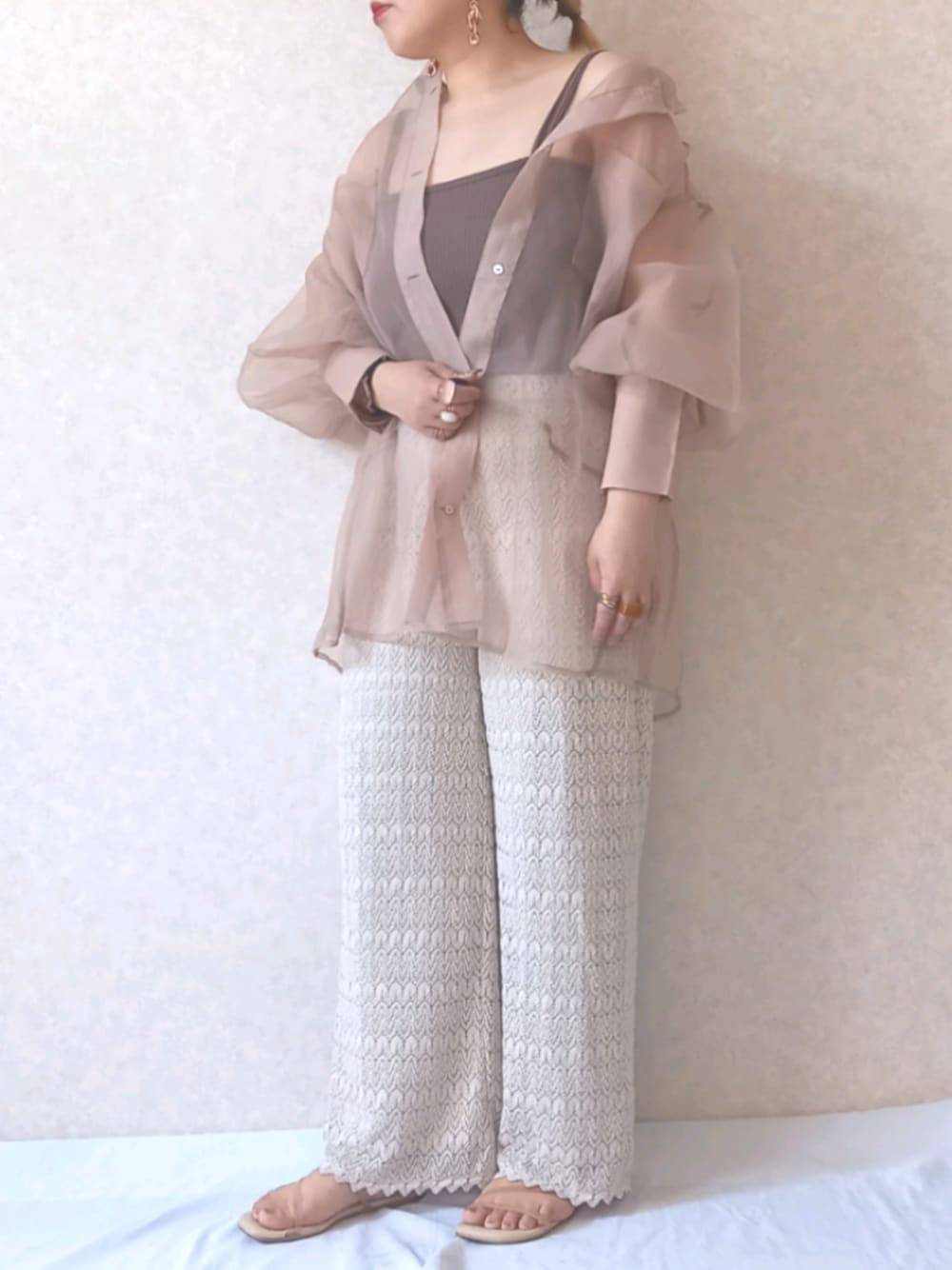 「大人カジュアル、夏、オトナ女子、低身長コーデ、シアー、しまむら、レースパンツ、いいね、save、フォローお願いします🤑、おしゃれさんと繋がりたい、シャツコーデ」｜「Chicoのシアーブロッキングシャツ/透けシャツ（シャツ/ブラウス、ピンク系）」を使った、aya_∗*ﾟさん（レディース・153cm）の夏コーディネートの1枚目の写真