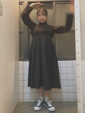 「ジャックパーセル」｜「アイテム（ジャンパースカート）」を使った、紫乃さん（レディース・157cm）の冬コーディネート