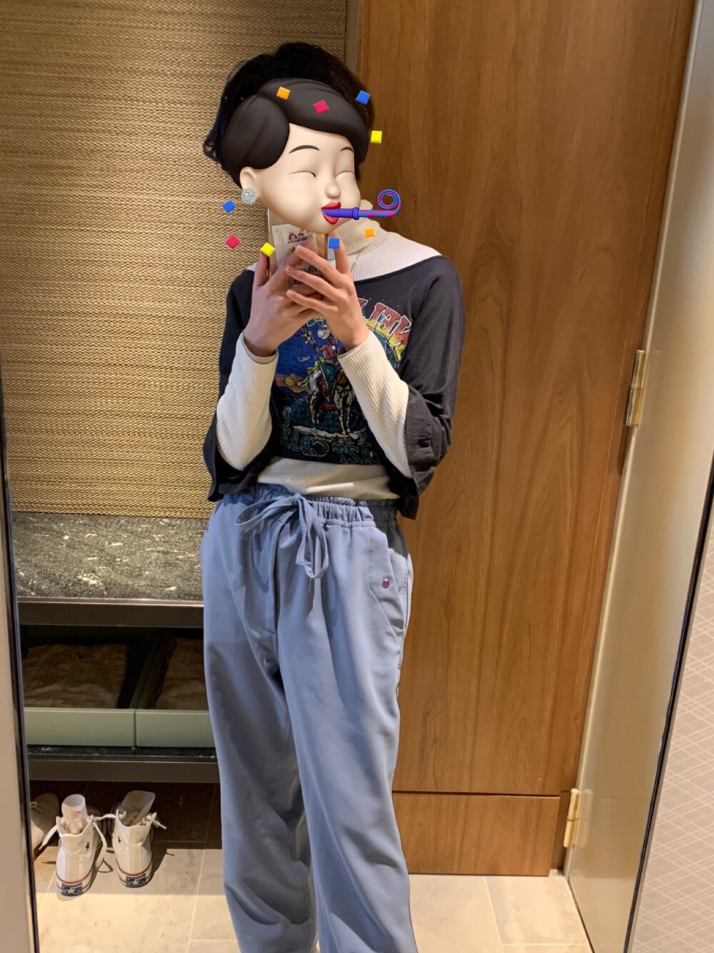 ホワイト系のニット/セーター、ブルー系のスラックス、ホワイト系のスニーカーを着用したレディースの冬コーディネートの1枚目の写真