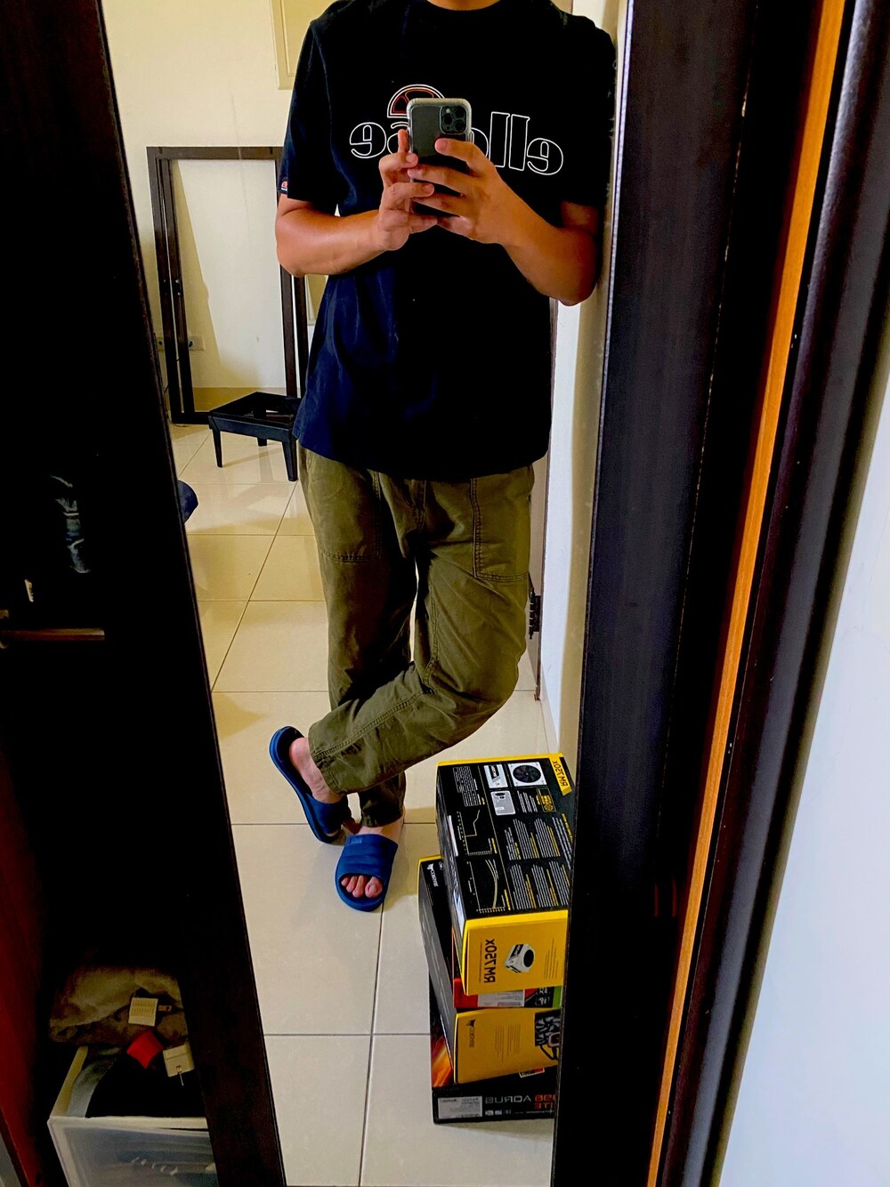 「ellesseのアイテム（Tシャツ/カットソー、ブラック系）」を使った、Matthew さん（メンズ・180cm）の夏コーディネートの1枚目の写真