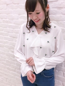 「VIS（ビス）の刺繍入りラッフルブラウス（シャツ/ブラウス、ホワイト系）」を使った、Yuiさん（レディース・163cm）の冬コーディネート