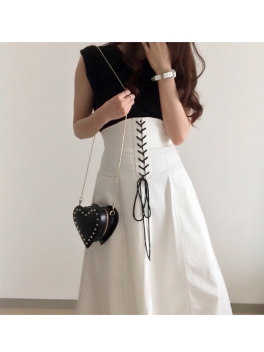 「モノトーン、モノトーンコーデ、レースアップスカート、夏コーデ」｜「SAYAKADAVISのアイテム（スカート、ホワイト系）」を使った、Asaka＊さん（レディース・152cm）の夏コーディネートの1枚目の写真