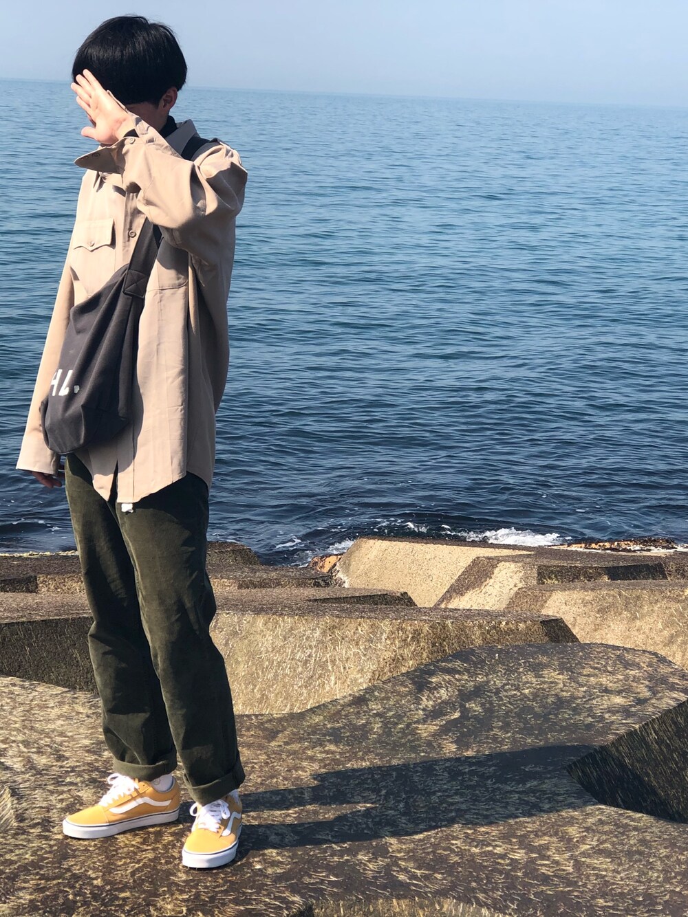 「春、古着、vintage、黄色、old skool、海」｜「MHL.のHEAVY COTTON CANVAS（ショルダーバッグ、グレー系）」を使った、浦島さん（メンズ・177cm）の春コーディネートの1枚目の写真