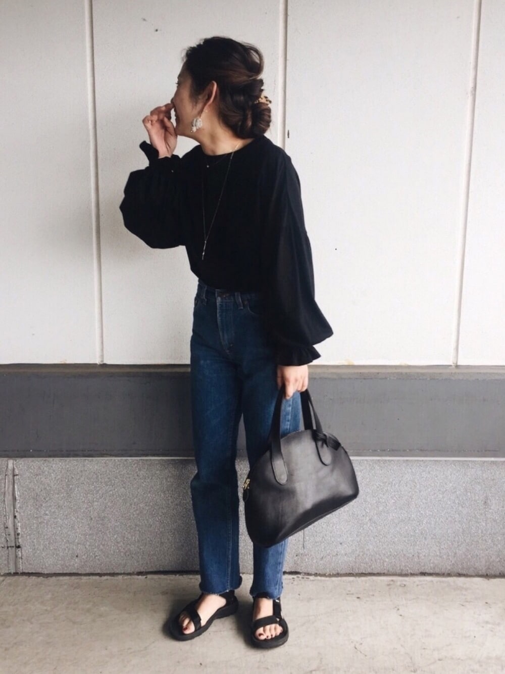「シンプル、大人カジュアル、デニムパンツ、ootd、ブラック、teva、anq.、ku-croissant」｜「anq.のアンク　K10/SV925　ネックレス　ツイストコンビネーション（ネックレス、シルバー系）」を使った、ぺこさん（レディース・156cm）の春コーディネートの1枚目の写真
