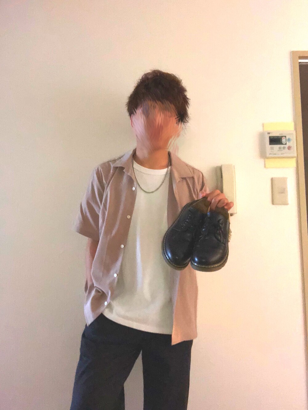 ベージュ系のシャツ/ブラウス、ホワイト系のTシャツ/カットソー、ブラック系のスラックスを着用したメンズの夏コーディネートの1枚目の写真