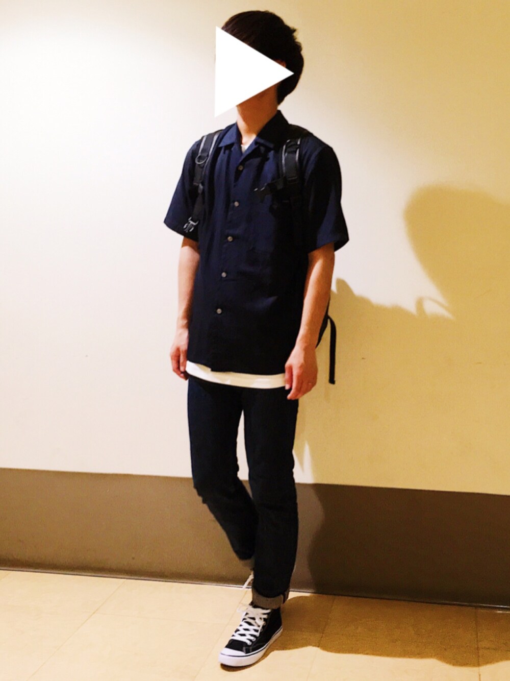 ブラック系のスニーカー、ブルー系のデニムパンツ、ホワイト系のTシャツ/カットソーを着用したメンズの夏コーディネートの1枚目の写真