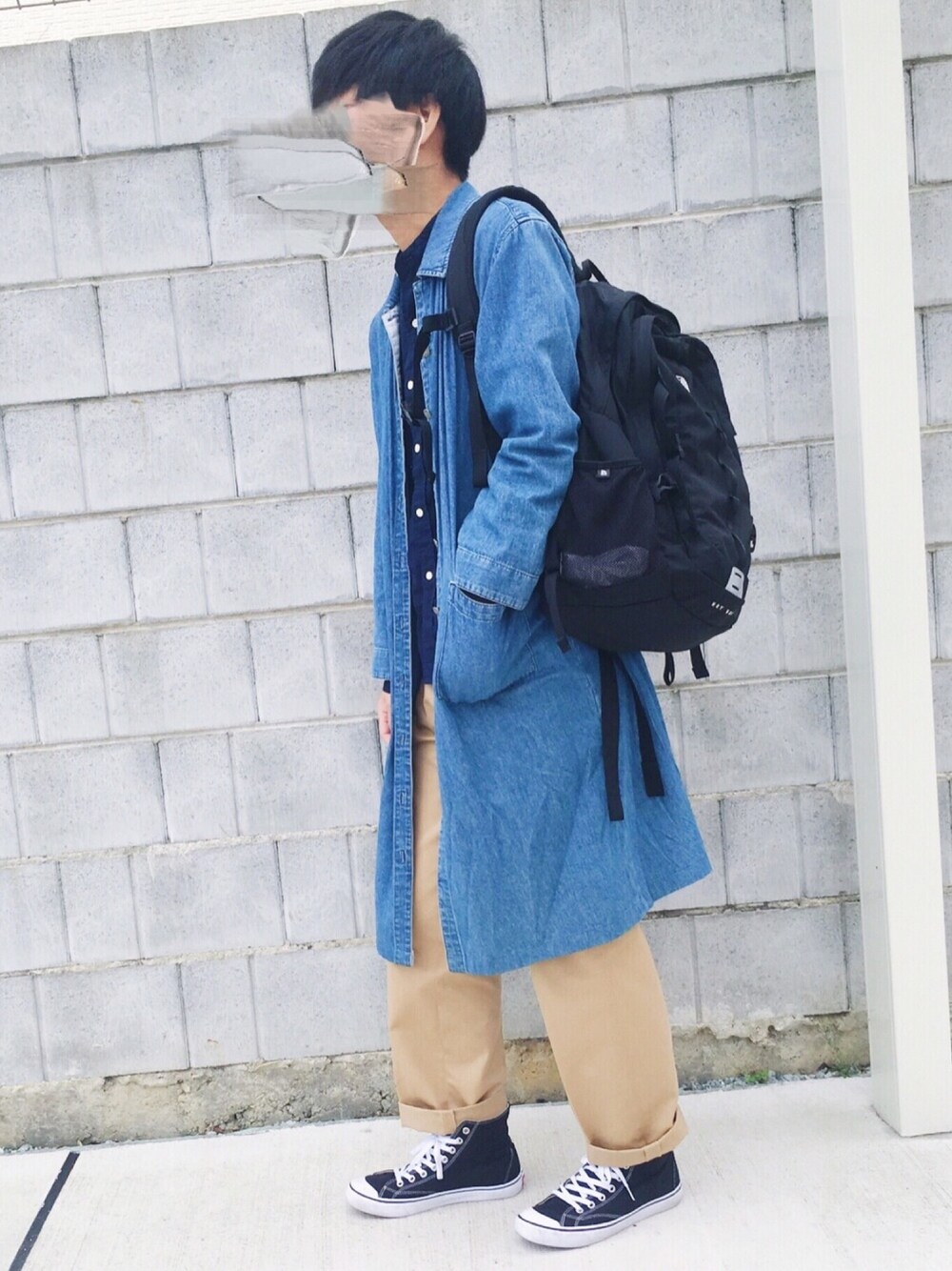 ブラック系のスニーカー、ベージュ系のチノパンツ、ブルー系のその他アウターを着用したメンズの秋コーディネートの1枚目の写真