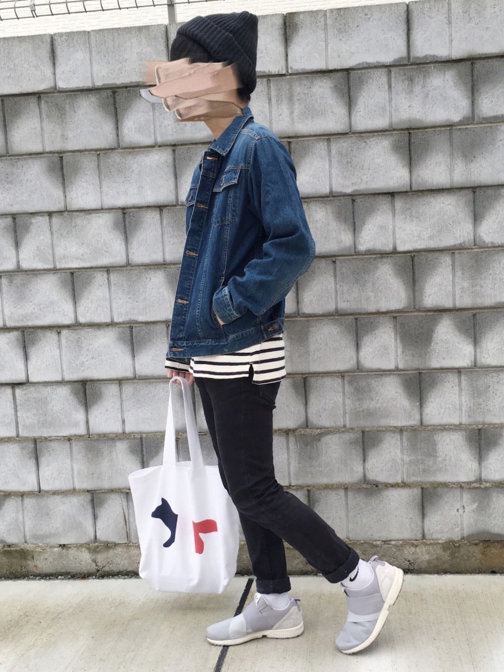 グレー系のスニーカー、ホワイト系のTシャツ/カットソー、ブルー系のジャケット/アウターを着用したメンズの秋コーディネートの1枚目の写真