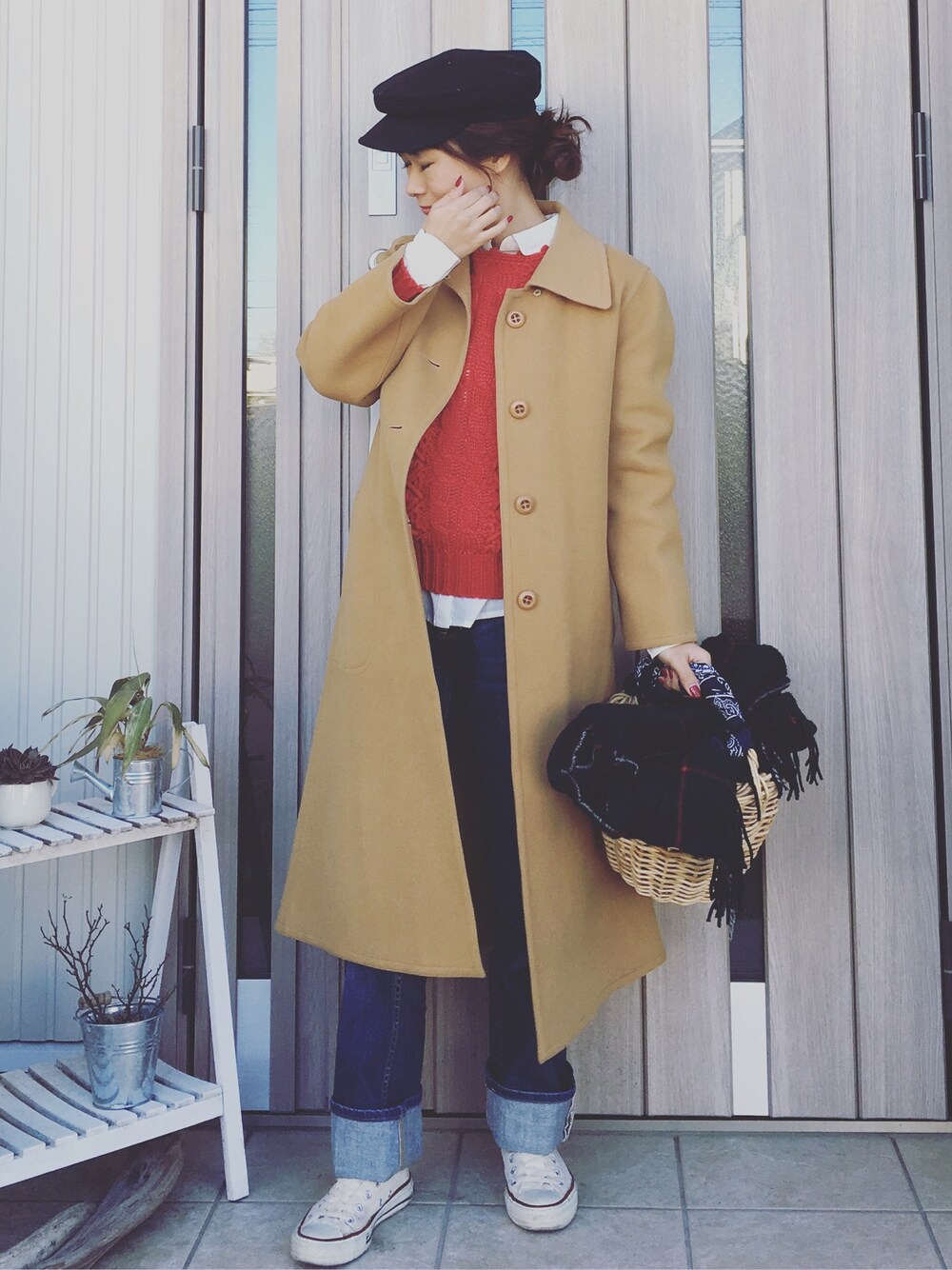 「赤ニット、キャスケット、カコバッグ、デニム、コンバース、レイヤードスタイル、シャツ、ootd、オトナカジュアル、スニーカーコーデ」｜「MOUSSYのSTANDARD CASQUETTE（キャスケット、ブラック系）」を使った、musainaeriさん（レディース・153cm）の冬コーディネートの1枚目の写真