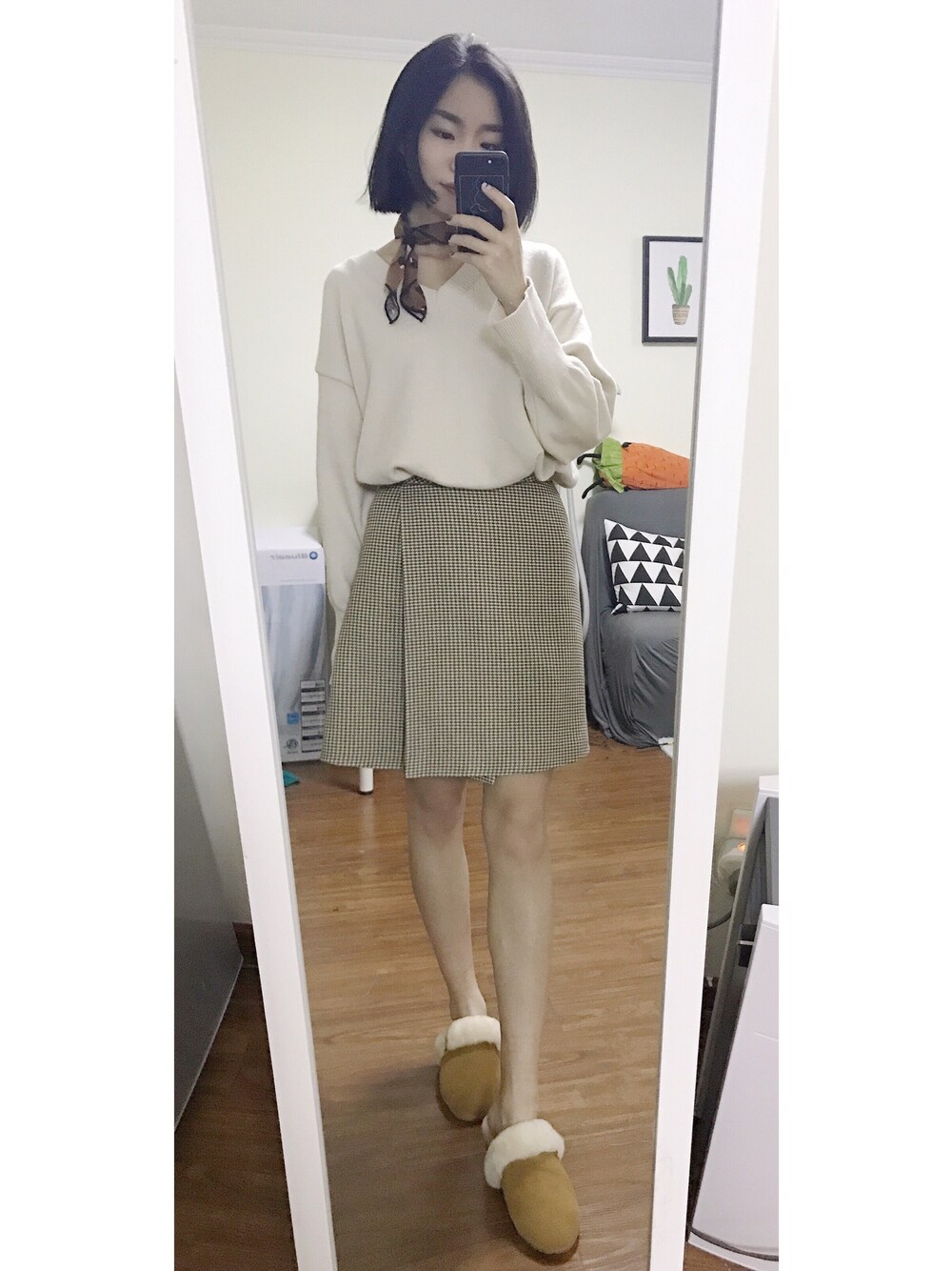 「UGGのアイテム（モカシン/デッキシューズ、ブラウン系）」を使った、陈石榴さん（レディース・167cm）の冬コーディネートの1枚目の写真