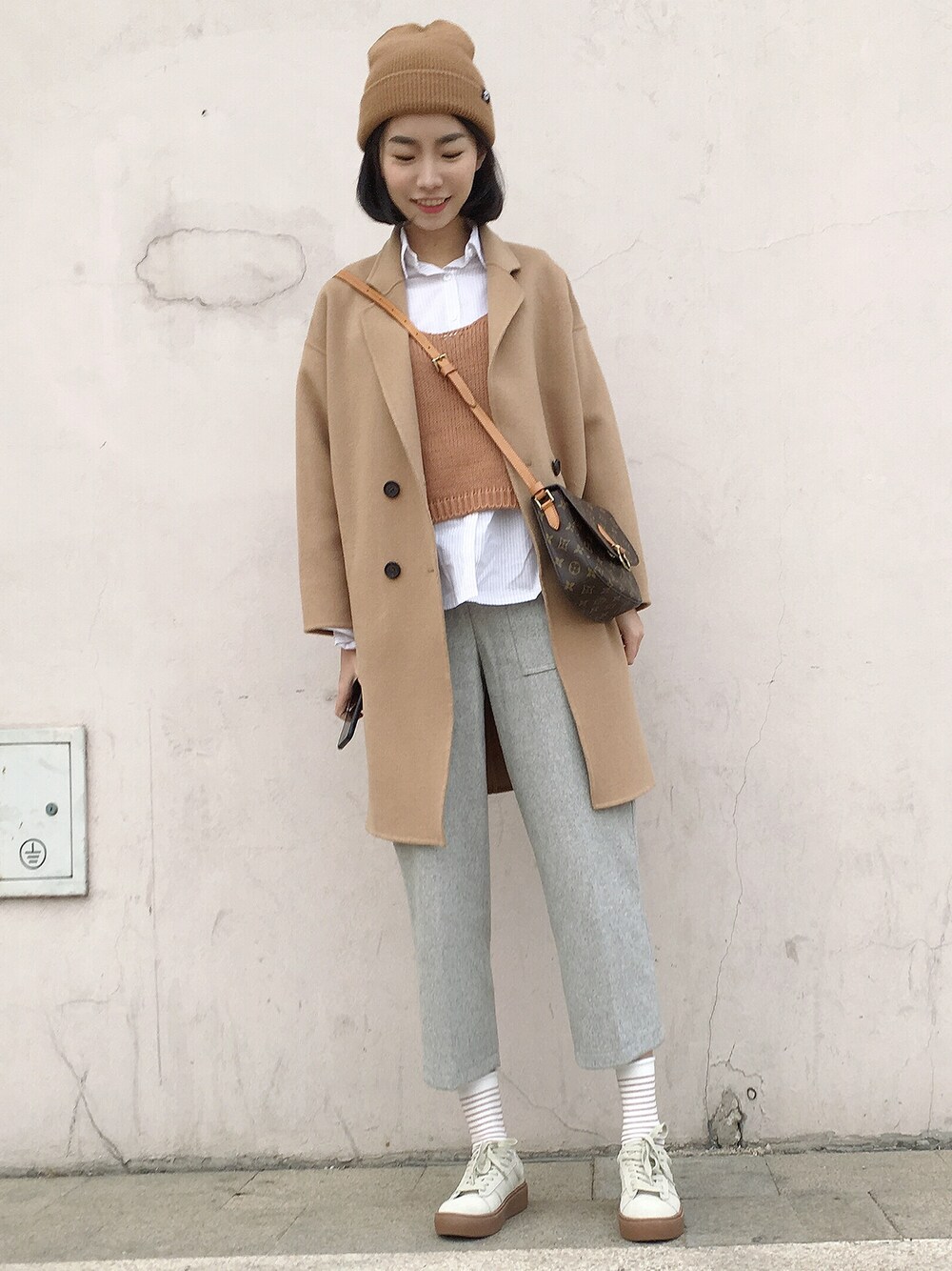 「ZARAのアイテム（スニーカー、ベージュ系）」を使った、陈石榴さん（レディース・167cm）の冬コーディネートの1枚目の写真