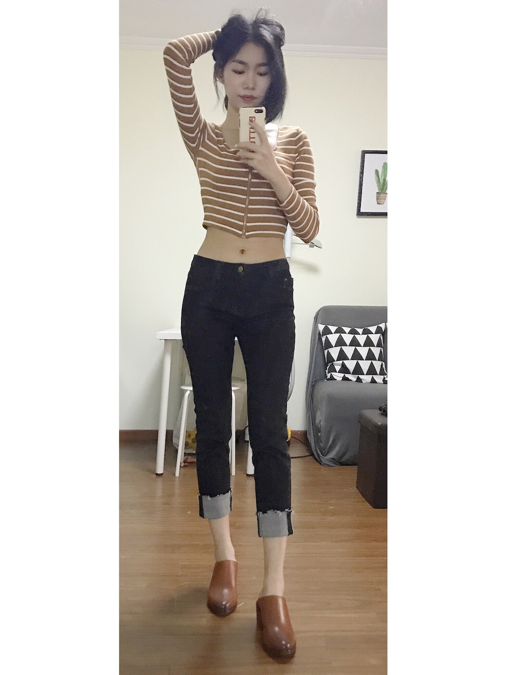 「FOREVER 21のアイテム（Tシャツ/カットソー、ブラウン系）」を使った、陈石榴さん（レディース・167cm）の冬コーディネートの1枚目の写真