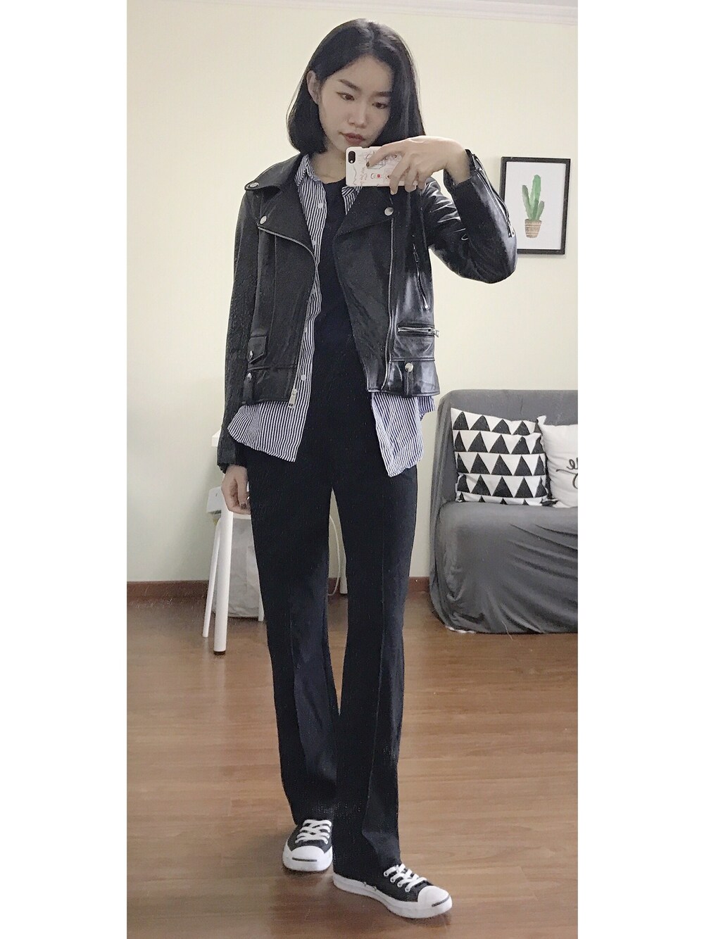 「fayeyeのアイテム（チノパンツ、ブラック系）」を使った、陈石榴さん（レディース・167cm）の春コーディネートの1枚目の写真