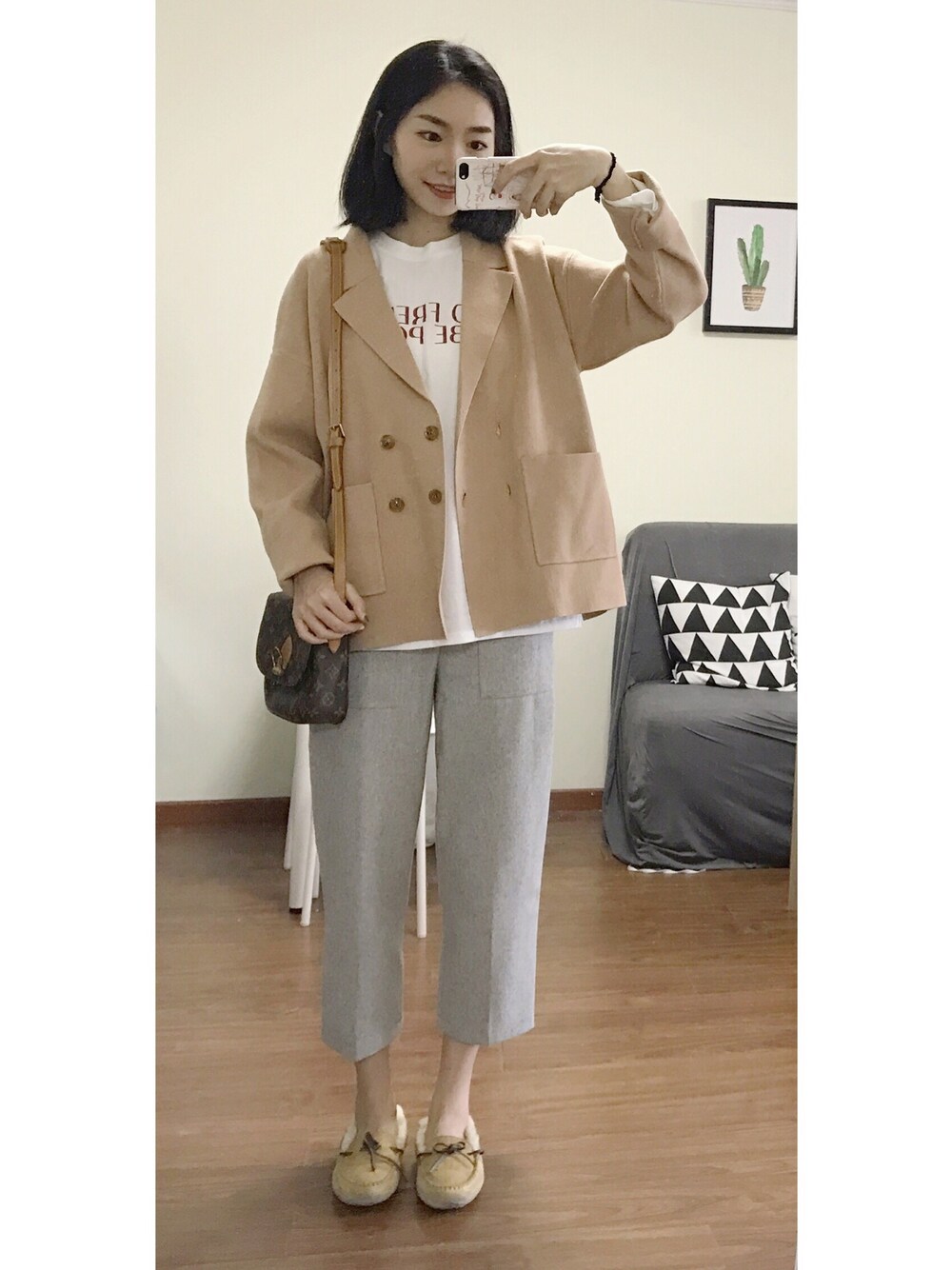 「fayeyeのアイテム（ニット/セーター、ブラウン系）」を使った、陈石榴さん（レディース・167cm）の春コーディネートの1枚目の写真