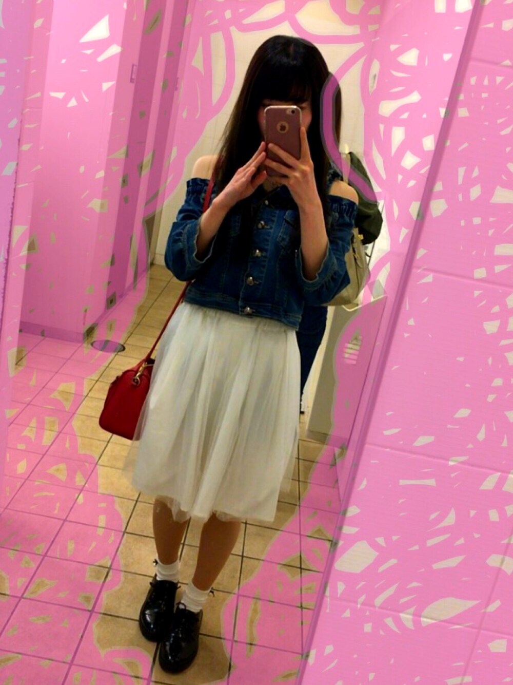 その他のジャケット/アウター、ホワイト系のスカート、ブラック系のドレスシューズを着用したレディースの春コーディネートの1枚目の写真