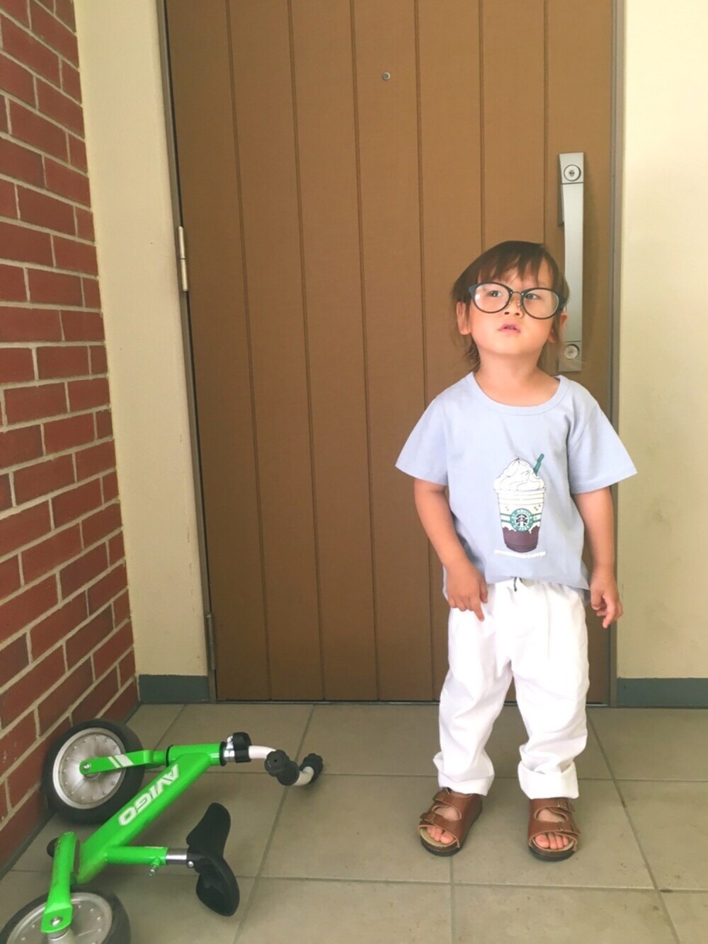 「男の子コーデ、サンダル、シンプルコーデ、シンプル、3歳、韓国子供服、白パンツ、おとこのこ、キッズコーデ、フラペチーノ」｜「韓国子供服のアイテム（Tシャツ/カットソー、ブルー系）」を使った、RI⌒✶⋆⠒̫⃝さん（キッズ・100cm）の春コーディネートの1枚目の写真