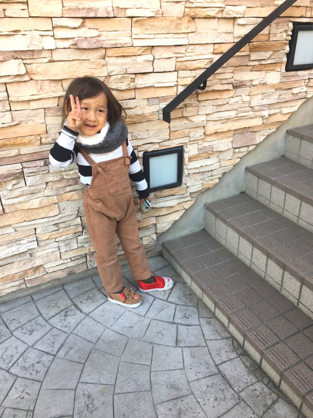 ブラック系のTシャツ/カットソー、ブラウン系のサロペット/オーバーオール、その他のスリッポンを着用したキッズの冬コーディネートの1枚目の写真