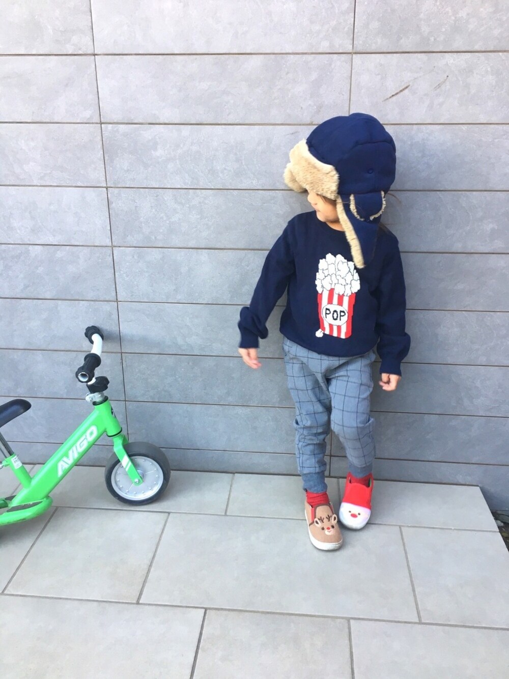 ブルー系のニット/セーター、その他のスリッポン、ブルー系のニットキャップ/ビーニーを着用したキッズの冬コーディネートの1枚目の写真