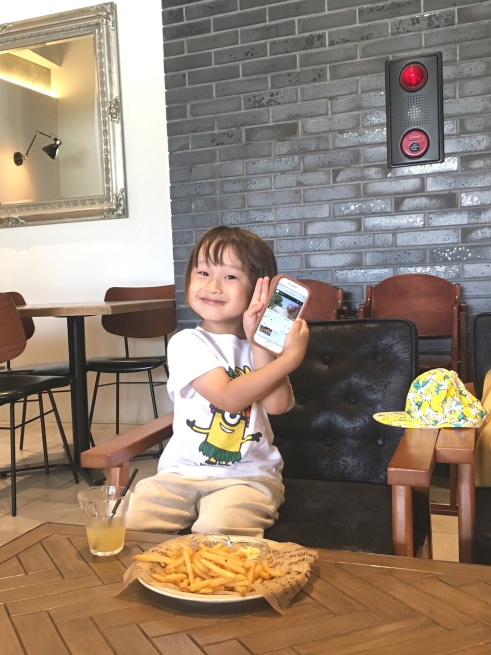 「夏コーデ、キッズファッション、Tシャツ、プチプラコーデ、男の子、キャラT、ミニオン」｜「しまむらのアイテム（キャップ、イエロー系）」を使った、RI⌒✶⋆⠒̫⃝さん（キッズ・100cm）の夏コーディネートの1枚目の写真
