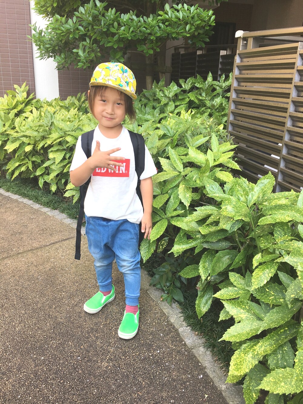 「キッズファッション、白Tシャツ、プチプラコーデ、キッズコーデ、ロゴT、デニム、おとこのこ、VANS、EDWIN」｜「しまむらのアイテム（キャップ、イエロー系）」を使った、RI⌒✶⋆⠒̫⃝さん（キッズ・100cm）の夏コーディネートの1枚目の写真