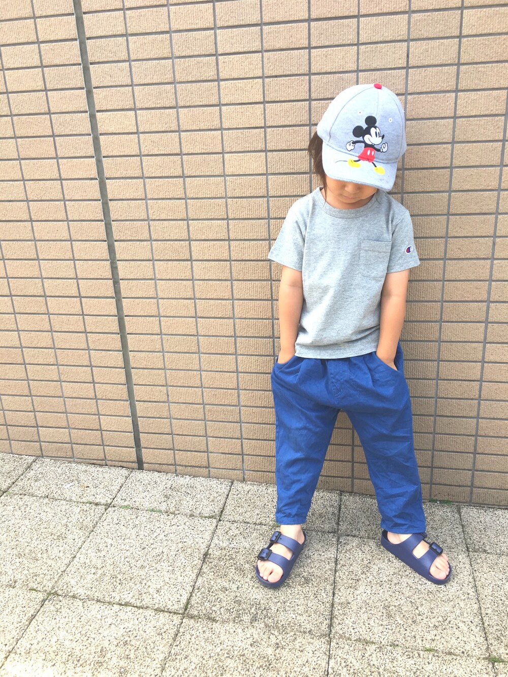 「キッズコーデ、おしゃれさんと繋がりたい、夏コーデ、キャップ、スポーツサンダル、シンプルコーデ、男の子コーデ、キッズファッション、ミッキー」｜「ハワイで購入のアイテム（キャップ、グレー系）」を使った、RI⌒✶⋆⠒̫⃝さん（キッズ・100cm）の夏コーディネートの1枚目の写真