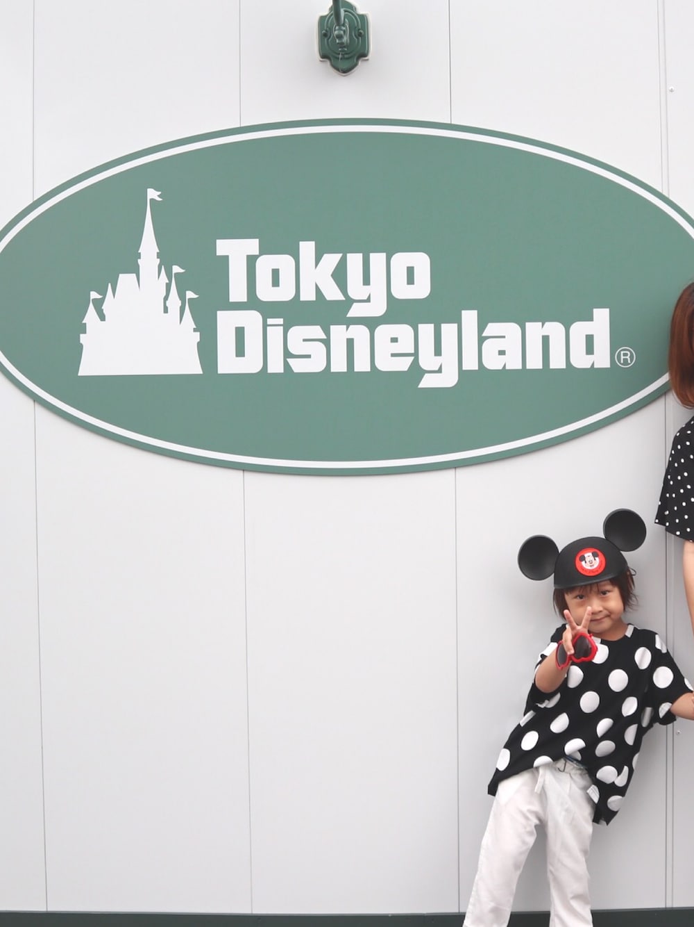 「夏コーデ、ディズニー、ディズニーコーデ、モノトーン、ドット、ミッキー、プチプラコーデ、キッズファッション、韓国子供服、おとこのこ」｜「韓国子供服のアイテム（Tシャツ/カットソー、ブラック系）」を使った、RI⌒✶⋆⠒̫⃝さん（キッズ・100cm）の夏コーディネートの1枚目の写真