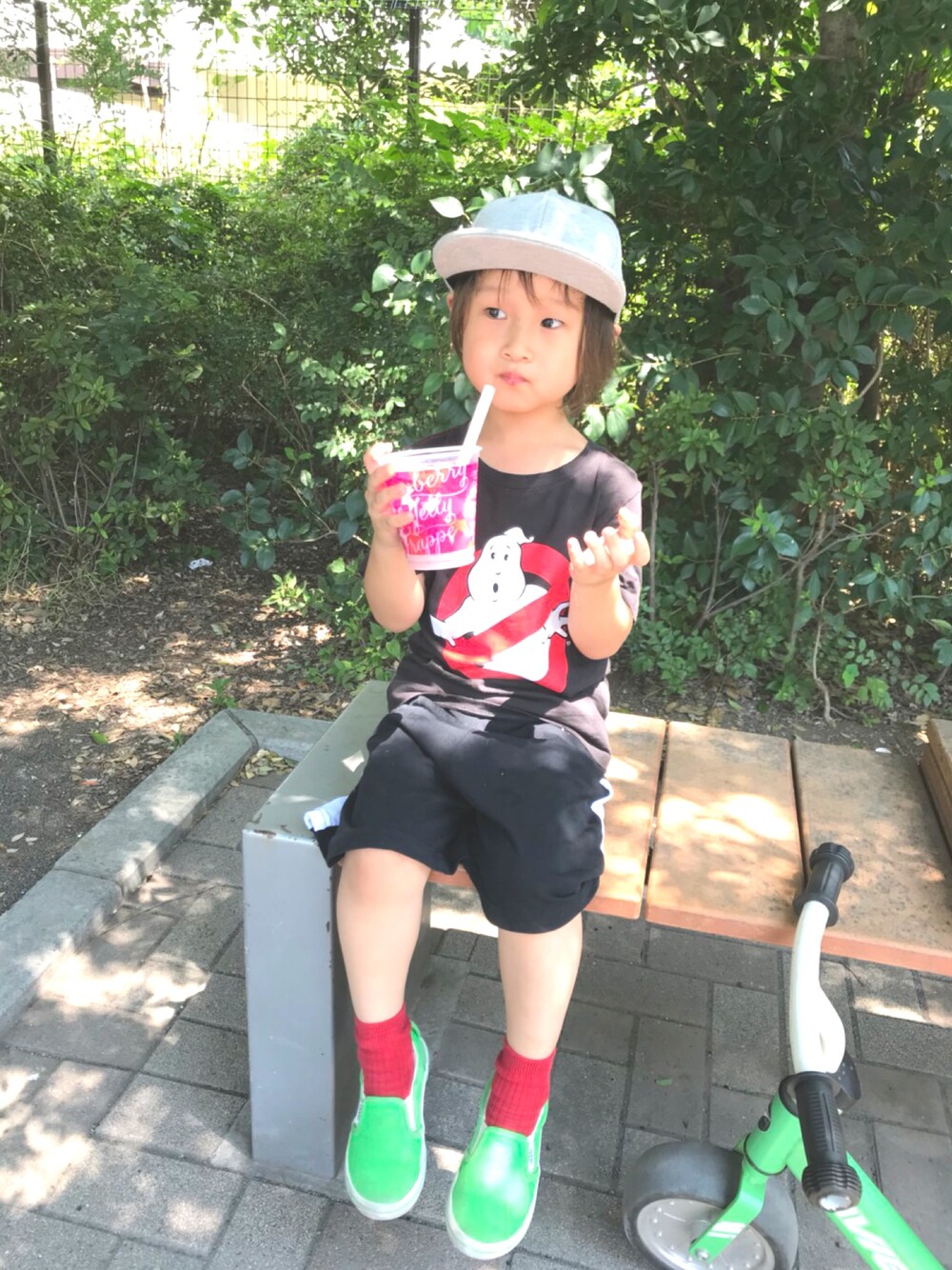 「夏コーデ、おとこのこ、夏のワントーンコーデ、キッズファッション、ラインパンツ、男の子コーデ」｜「H&Mのアイテム（Tシャツ/カットソー、ブラック系）」を使った、RI⌒✶⋆⠒̫⃝さん（キッズ・100cm）の夏コーディネートの1枚目の写真