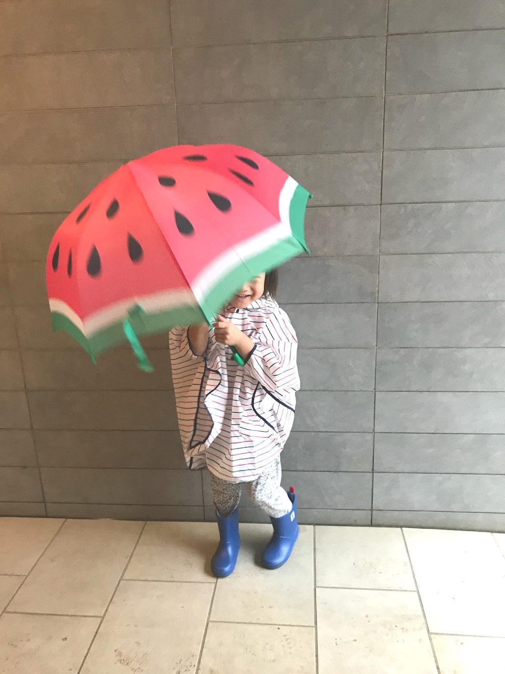 「キッズファッション、雨の日コーデ、フルーツ柄、レインブーツ、おとこのこ、4歳」｜「COMME CA ISMのボーダープリントレインポンチョ(ｷｯｽﾞ)（レインコート/ポンチョ、ホワイト系）」を使った、RI⌒✶⋆⠒̫⃝さん（キッズ・100cm）の秋コーディネートの1枚目の写真