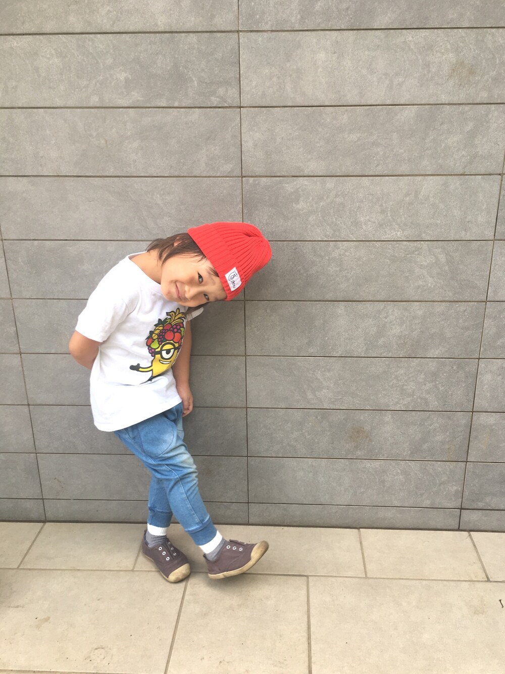 「男の子コーデ、4歳、むすこーで、白Tシャツ、ニット帽、シンプルコーデ、おしゃれさんと繋がりたい」｜「coenの【coen キッズ】コットンリブニットワッチ2017SS（ニットキャップ/ビーニー、レッド系）」を使った、RI⌒✶⋆⠒̫⃝さん（キッズ・100cm）の秋コーディネートの1枚目の写真