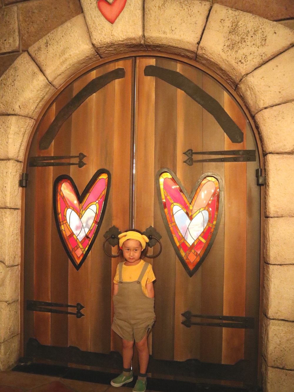 「ディズニーランド、ハロウィン、シンプルコーデ、キッズファッション、男の子コーデ、男の子、むすこーで、ハロウィンコーデ、4歳、おやこーで。」｜「韓国子供服のアイテム（サロペット/オーバーオール、ベージュ系）」を使った、RI⌒✶⋆⠒̫⃝さん（キッズ・100cm）の秋コーディネートの1枚目の写真