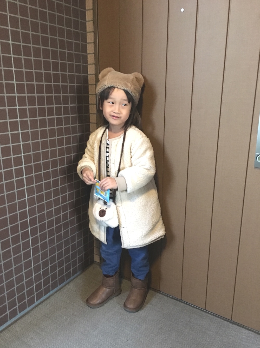 「キッズコーデ、冬コーデ、シンプルコーデ、おとこのこ、休日スタイル、ボアジャケット、5歳、おとこのこーで、くまさん」｜「B:MING by BEAMSのビーミング by ビームス / ボア×キルト リバーシブルコート 17AW（その他アウター、ホワイト系）」を使った、RI⌒✶⋆⠒̫⃝さん（キッズ・100cm）の冬コーディネートの1枚目の写真