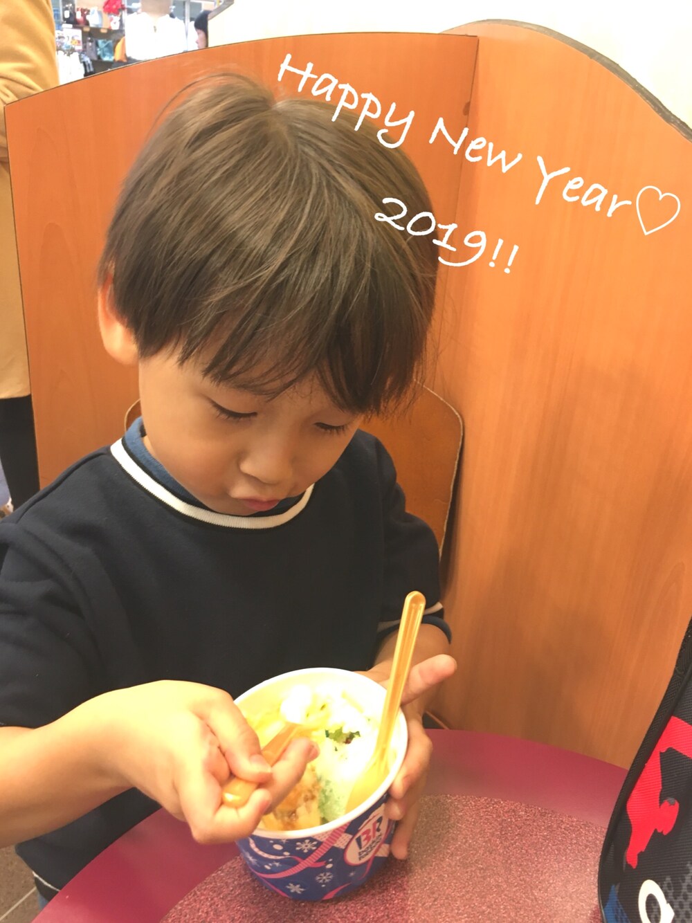 「あけましておめでとうございます！、今年もよろしくお願いします、お正月、おとこのこ、5歳、髪切りました！」｜「SEVENDAYS=SUNDAYの《Kids》リブラインプルオーバー（Tシャツ/カットソー、ブルー系）」を使った、RI⌒✶⋆⠒̫⃝さん（キッズ・100cm）の冬コーディネートの1枚目の写真