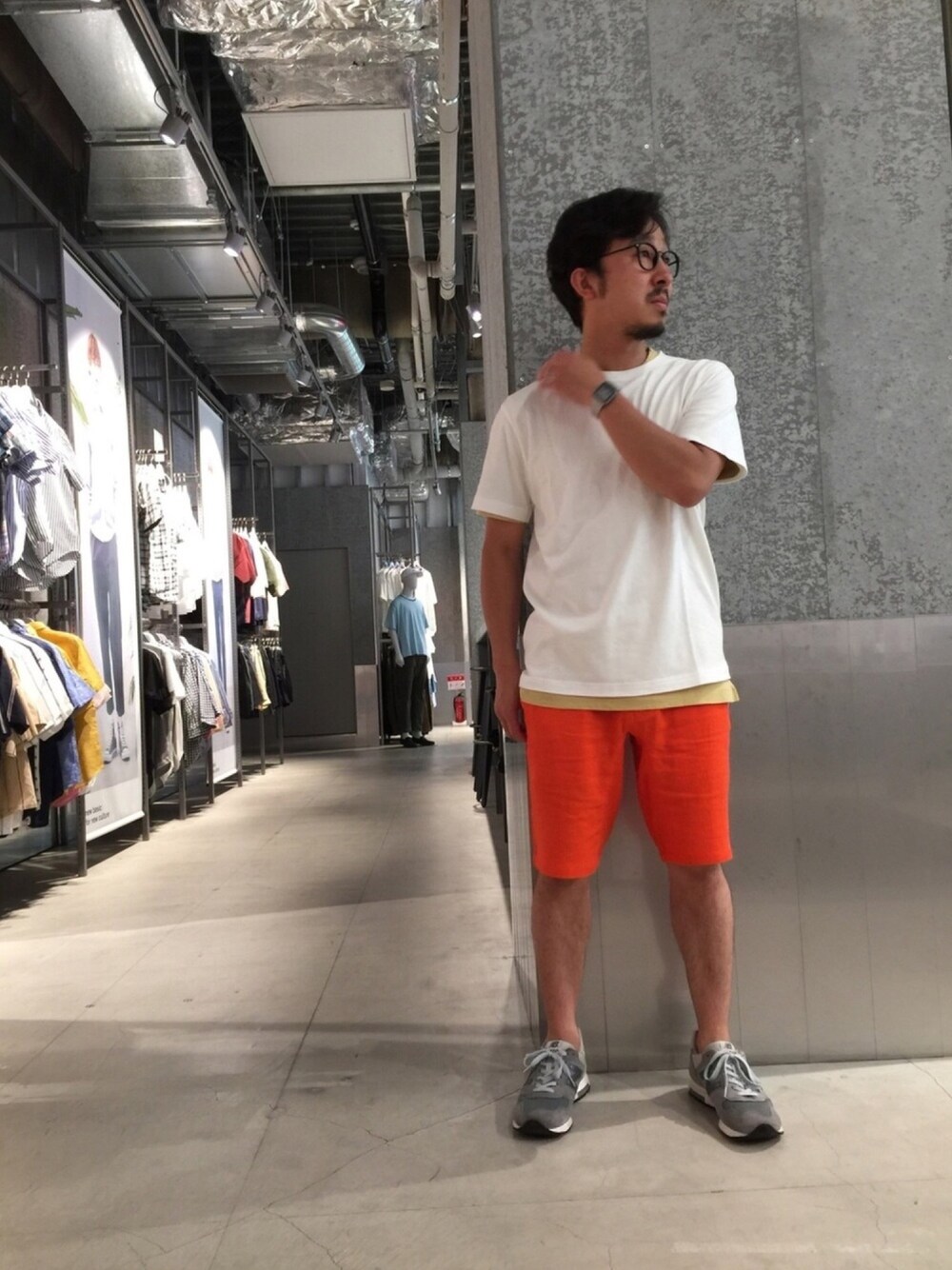 「夏コーデ、ビッグシルエット、白Tシャツ、麻、ショートパンツ、シンプル、オーガニックコットン、KOE、hotelkoe、New Balance」｜「koeのオーガニックコットン半袖Tシャツ（Tシャツ/カットソー、ホワイト系）」を使った、bashibashiさん（メンズ・168cm）の夏コーディネートの1枚目の写真