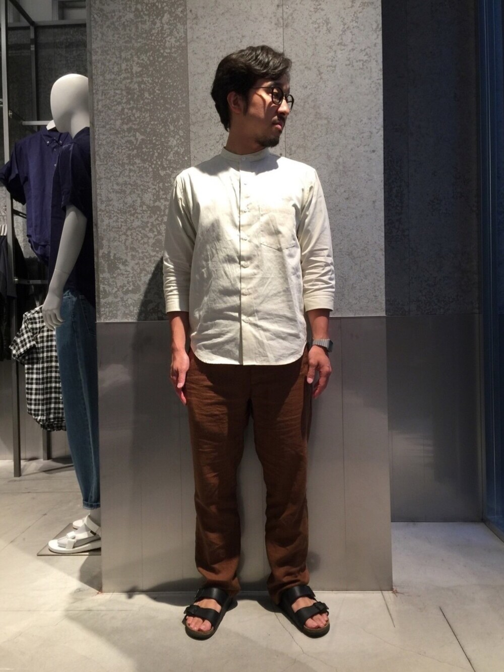 「夏、きれいめカジュアル、大人カジュアル、麻、バンドカラーシャツ、サンダル、KOE、hotelkoe、birkenstock、オトナカジュアル」｜「koeのオックスバンドカラー7分袖シャツ（シャツ/ブラウス、イエロー系）」を使った、bashibashiさん（メンズ・168cm）の夏コーディネートの1枚目の写真