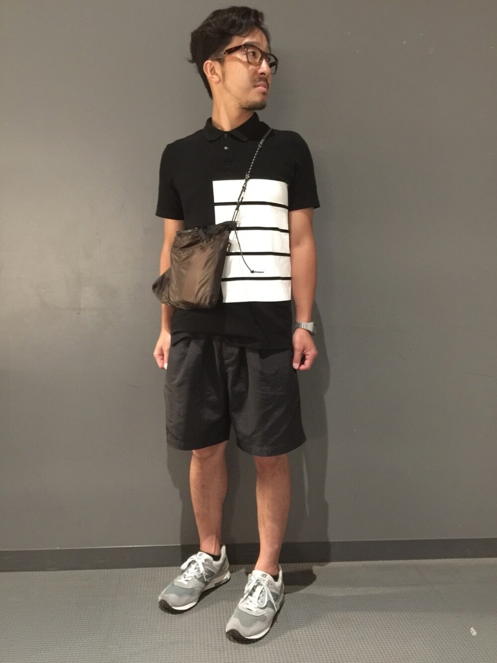 「シンプル、大人カジュアル、summer、黒、ポロシャツ、KOE、and wander、H&M、New Balance、CASIO」｜「and wanderのand wander/アンドワンダー　SIL SACOCHE/シルサコッシュ　（ショルダーバッグ、ブラウン系）」を使った、bashibashiさん（メンズ・168cm）の夏コーディネートの1枚目の写真