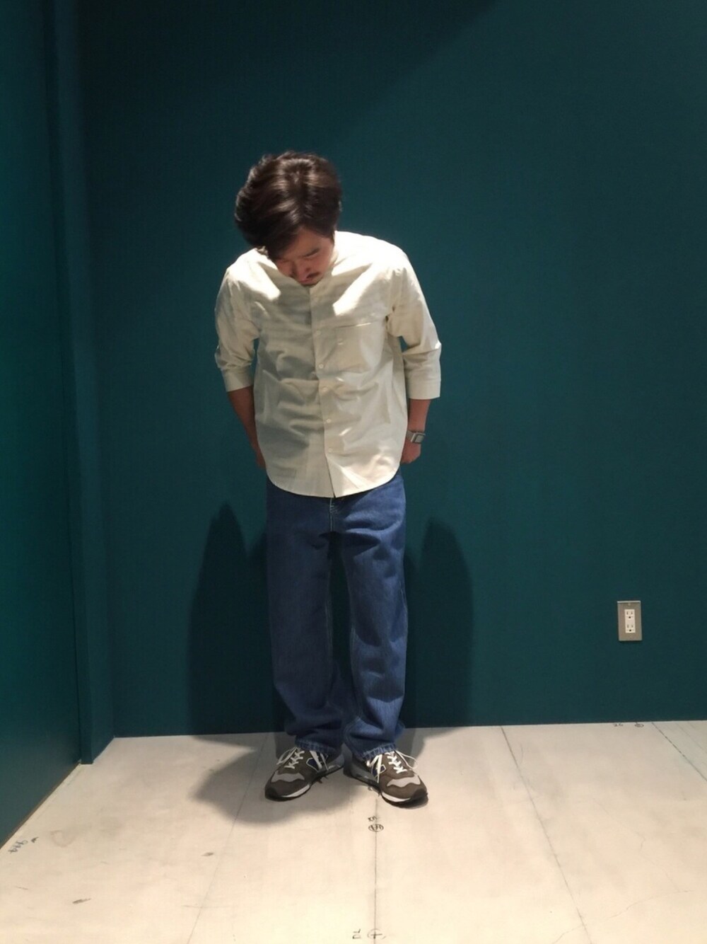 「夏セールで買いました、カジュアルコーデ、KOE、CASIO、New Balance、バンドカラーシャツ、7分袖シャツ、スニーカー、バギーパンツ」｜「koeのオックスバンドカラー7分袖シャツ（シャツ/ブラウス、イエロー系）」を使った、bashibashiさん（メンズ・168cm）の夏コーディネートの1枚目の写真
