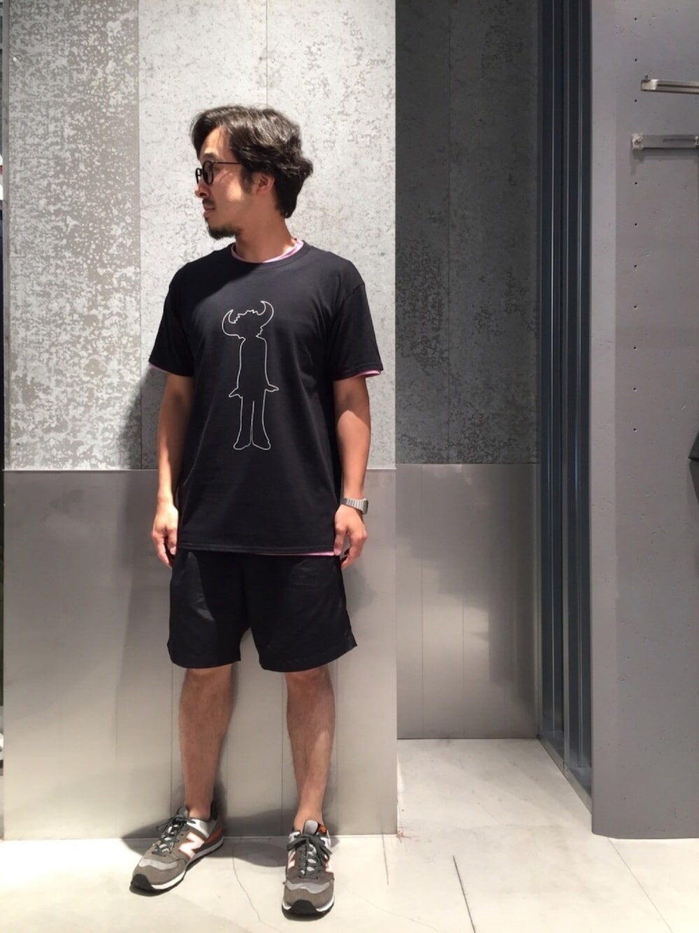 「jamiroquai、ジャミロクワイ、KOE、New Balance、Tシャツ、大人カジュアル、コラボTシャツ、モノトーンコーデ、ブラックコーデ」｜「koeのjamiroquai×koe キャラプリントTee（Tシャツ/カットソー、ブラック系）」を使った、bashibashiさん（メンズ・168cm）の夏コーディネートの1枚目の写真