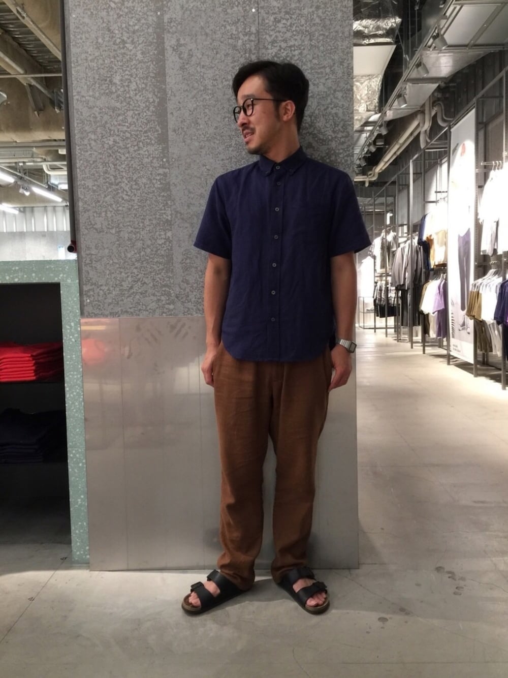 「夏セールで買いました、夏、きれいめカジュアル、大人コーデ、麻シャツ、麻パンツ、KOE、birkenstock、ボタンダウンシャツ」｜「koeの麻混ボタンダウン半袖シャツ（シャツ/ブラウス、ブルー系）」を使った、bashibashiさん（メンズ・168cm）の夏コーディネートの1枚目の写真