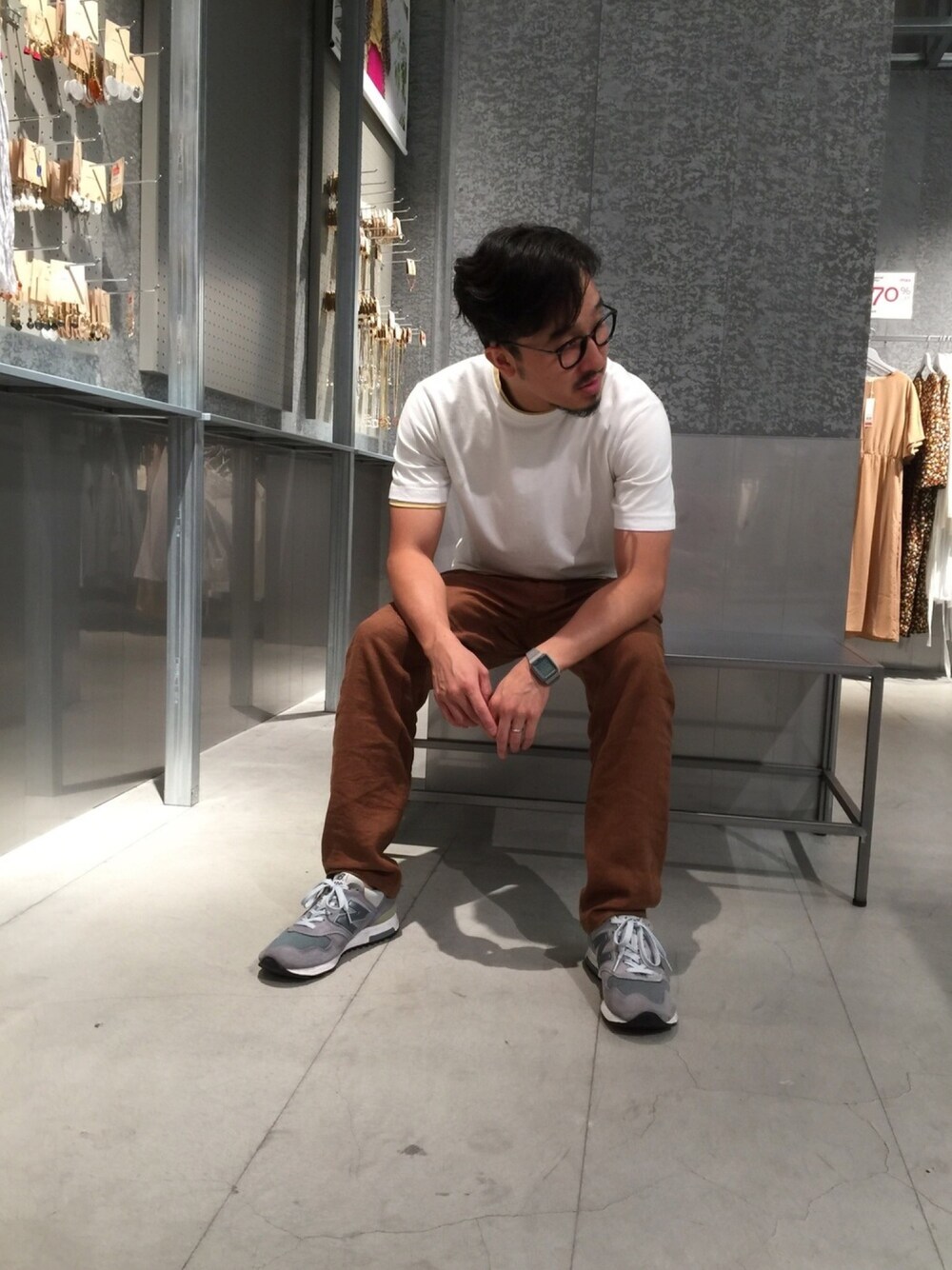 「夏セールで買いました、夏、カジュアル、白Tシャツ、麻パンツ、KOE、New Balance、大人カジュアル、シンプルコーデ」｜「koeのオーガニックコットン半袖Tシャツ（Tシャツ/カットソー、ホワイト系）」を使った、bashibashiさん（メンズ・168cm）の夏コーディネートの1枚目の写真