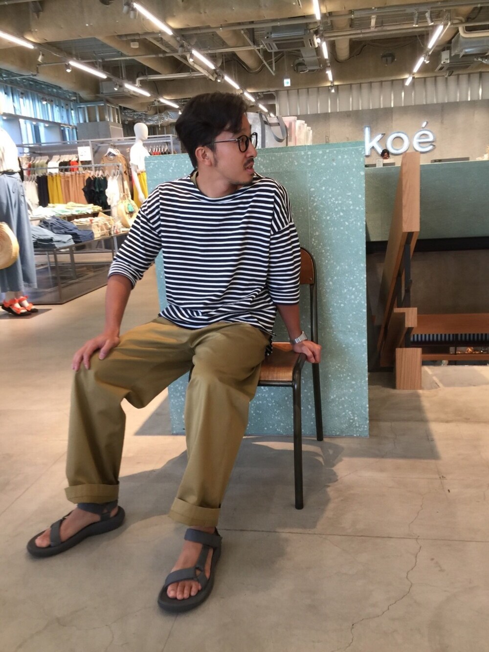 「カジュアル、ビッグシルエット、シンプルコーデ、ボーダーTシャツ、チノパン、ワイドパンツ、KOE、teva、CASIO、ストラップサンダル」｜「koeのアイテム（Tシャツ/カットソー、ブラック系）」を使った、bashibashiさん（メンズ・168cm）の夏コーディネートの1枚目の写真