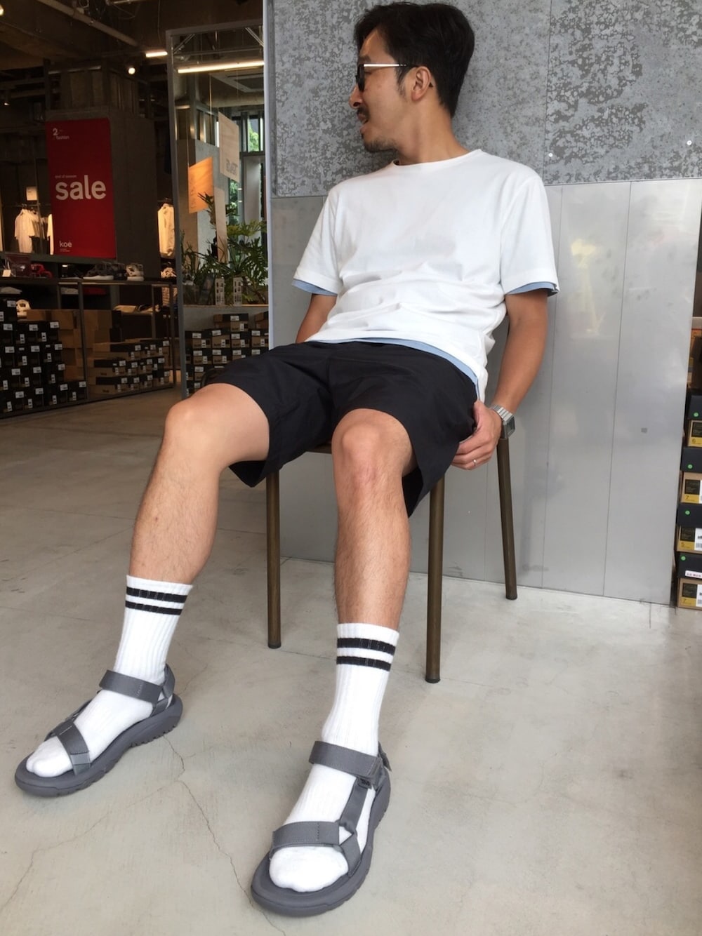「ラフ、カジュアル、Tシャツ、ビッグシルエット、シヨートパンツ、teva、Teva×靴下、KOE、シンプルコーデ」｜「TevaのTEVA / Hurricane XLT2 (CHARCOAL GREY)（サンダル、グレー系）」を使った、bashibashiさん（メンズ・168cm）の夏コーディネートの1枚目の写真